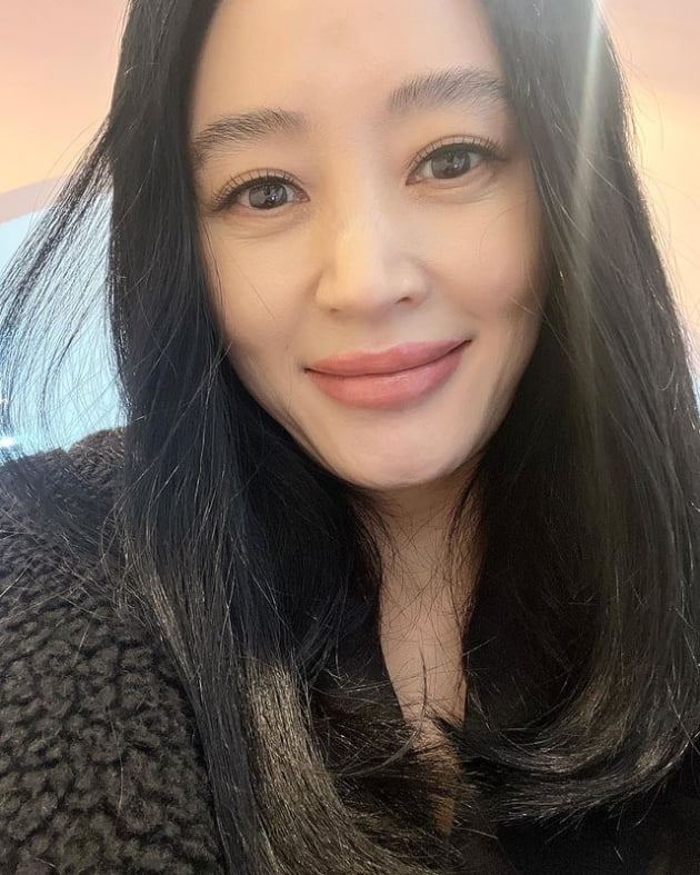 김혜수, 50대 안 믿기네…초근접 셀카에도 빛나는 화려한 미모