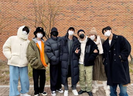 방탄소년단, 진 까까머리 만지며 배웅…RM이 공개한 입대 전 마지막 완전체샷 