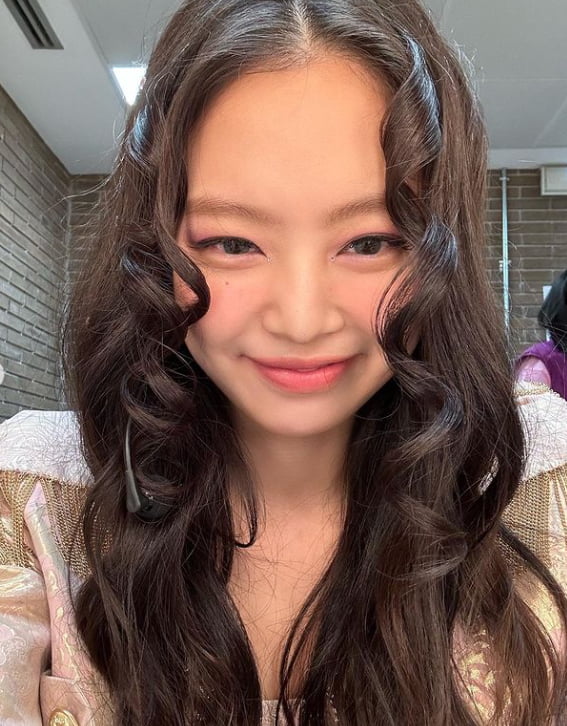 블핑 제니, 이런 눈웃음은 처음이야…젠득이로 제대로 변신