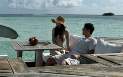 티아라 지연♥황재균, 달콤한 신혼여행 중…에메랄드빛 머금은 그림 같은 부부