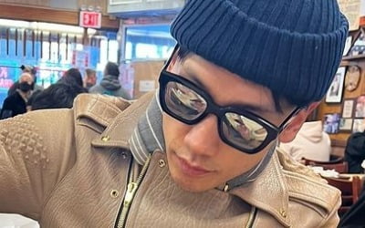 '김태희♥' 비, 미국 뉴욕서 반한 고기 가득 샌드위치…꾸러기 패션은 덤