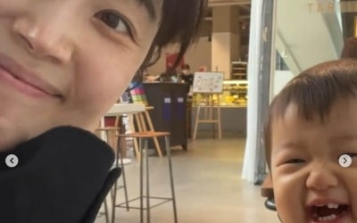 '검사♥' 한지혜, 어느덧 이가 난 '17개월' 딸 "빵순이, 먹방 가능"