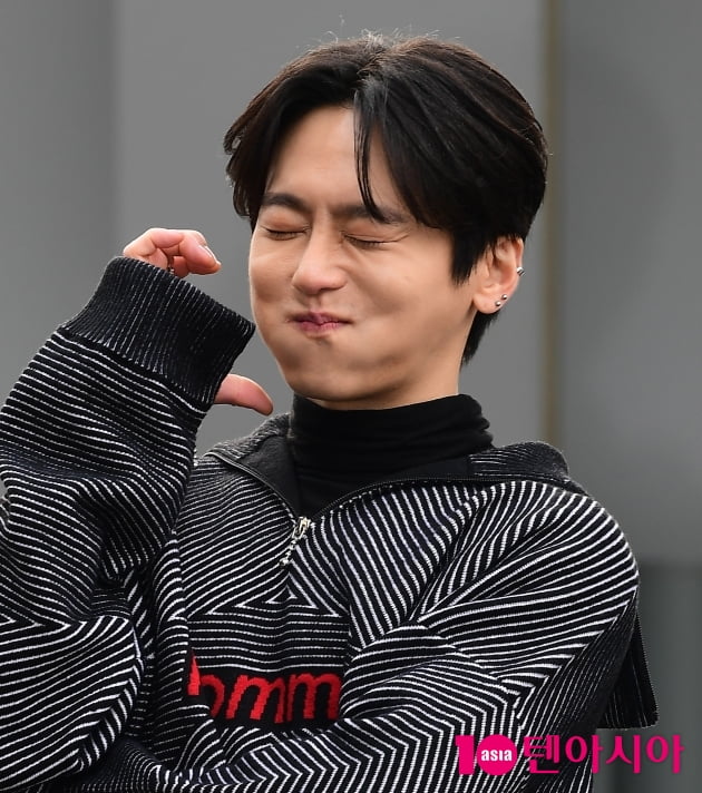 [TEN 포토] 크러핀 하용 '볼하트 드려요'