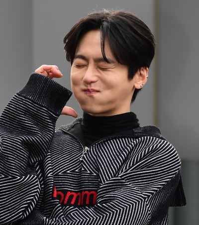 [TEN 포토] 크러핀 하용 '볼하트 드려요'