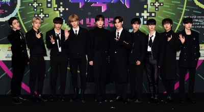 [TEN 포토] 더보이즈 '골드&블랙 빛나는 소년미'
