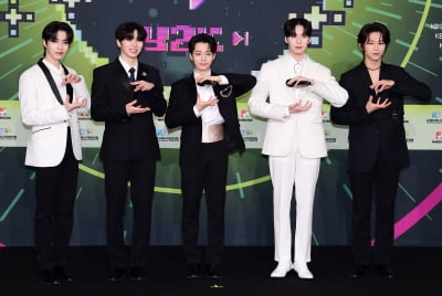 [TEN 포토] 원어스 '멋진 시그니처 포즈'