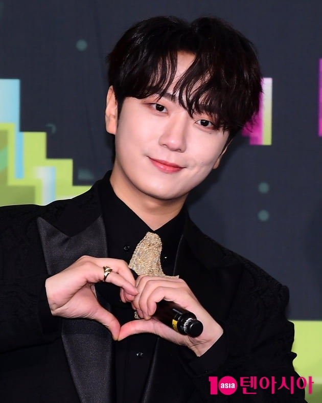 [TEN 포토] 포레스텔라 고우림 '피겨여왕 ♥연아에게 보내는 하트''