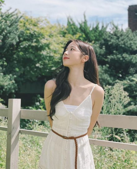 르세라핌 카즈하, 신인 여돌 중 가장 청순해…수지와 싱크로율 100%
