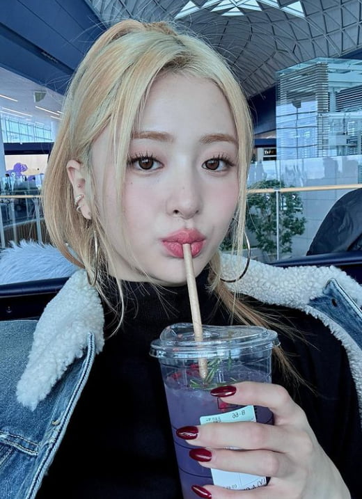 르세라핌 허윤진, 빨대만 갖다대도 화보…일본행에 신났어