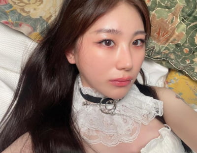 이채연, 침대 위 나른한 표정…아이즈원 때는 볼 수 없던 노출