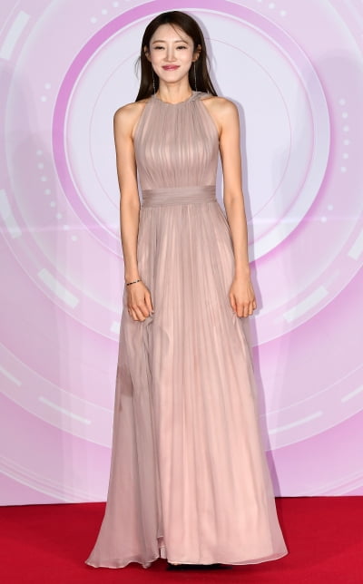 [TEN 포토] 서하얀 '우아한 누드톤 드레스'