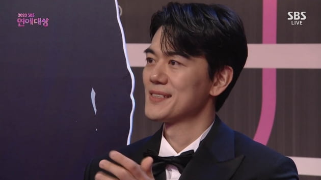 '홍성기♥' 이현이 "두 아들 키우며 방송 일 1년은 챌린지"…SBS 연예대상 최우수상