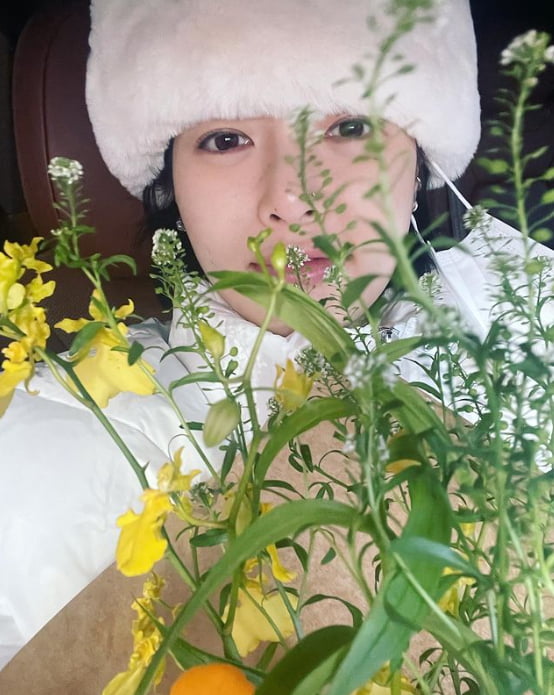 현아, 결별 뒤 꽃 사는 일상…연한 화장이 데뷔 초 같네