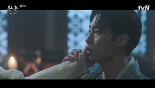 [종합] 이재욱, 정소민 그리워하다 눈물…위로해준 고윤정과 키스 ('환혼2')