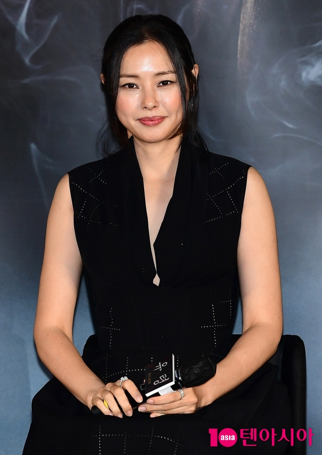 [TEN 포토] 이하늬 '파격적인 V라인'