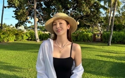 제시카, 잔디 위 검은색 수영복 패션…행복 미소로 한컷