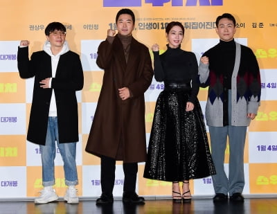 [TEN 포토] 마대윤 감독-권상우-오정세-이민정 '영화 '스위치' 힘찬 파이팅'