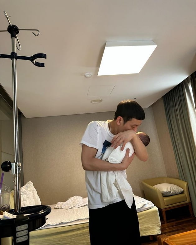 '호날두 닮은꼴' 정성호, ♥경맑음이 포착한 다섯째 子 히어로 보는 다둥이 대디