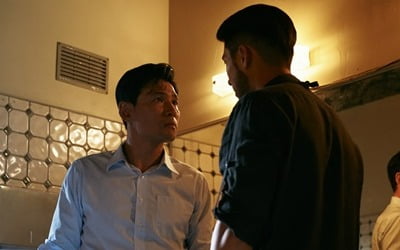 탈레반 메시지 듣는 황정민·바이크 탄 현빈·겁에 질린 강기영…긴박한 '교섭'
