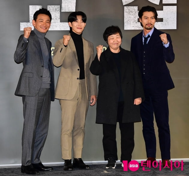 [종합] 수트 입은 황정민·수염 난 현빈, 최악의 피랍사건 '교섭' 성공할까 