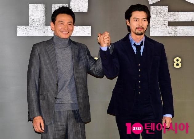 [종합] 수트 입은 황정민·수염 난 현빈, 최악의 피랍사건 '교섭' 성공할까 