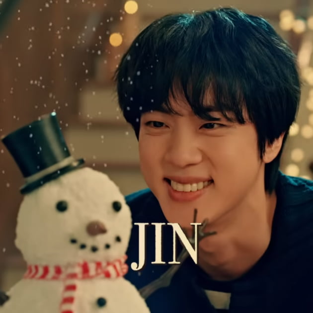 '군복무' 방탄소년단 진, 눈부신 스마일 보이는 미공개 영상 올려… '여심 저격'