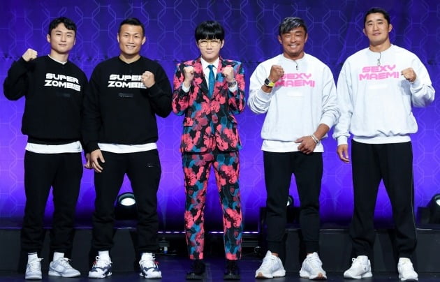 21일 SBS 새 예능 '순정파이터'의 온라인 제작발표회가 열렸다. 최두호, 정찬성, MC 이용진, 추성훈, 김동현. / 사진제공=SBS