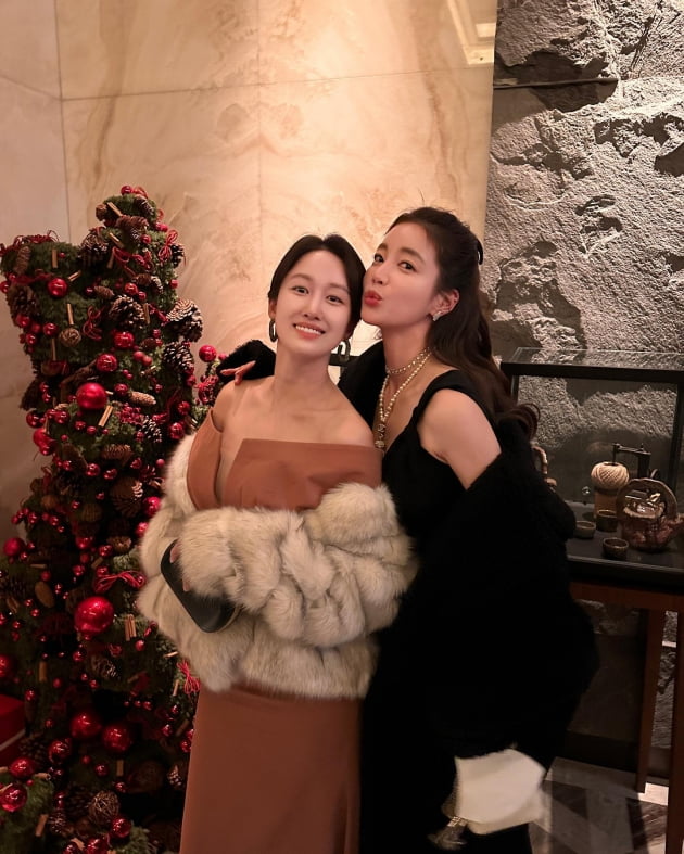 '치과의사♥' 전혜빈, 육아 퇴근 후 미니 드레스 입고 음악회行 "음악=우주의 언어"