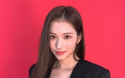 트와이스 사나, '천상 아이돌' 비주얼…은은 카리스마 폭발