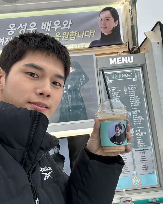 옹성우, 존경하는 선배 염정아의 깜짝 커피차 선물에 감동 "너무 짜릿"