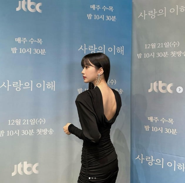 문가영, 뻥 뚫린 뒤태...청순미 넘치는 자태
