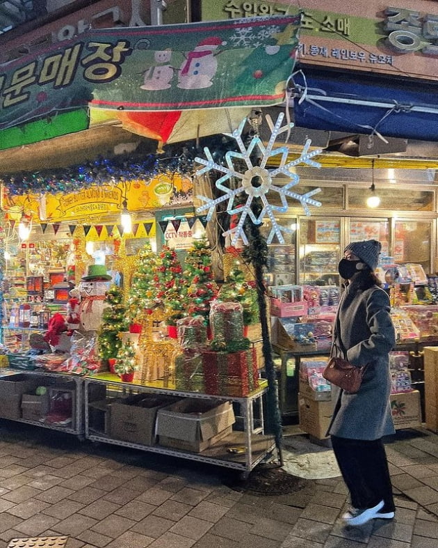 조여정, 삐그덕 거리는 여배우 자태…크리스마스 느낌 물씬 종로서 신났네