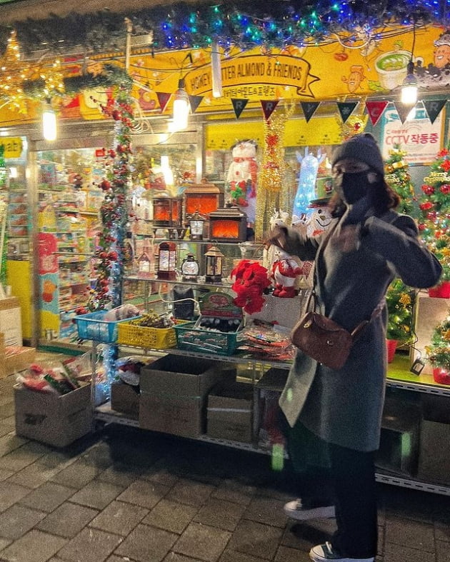 조여정, 삐그덕 거리는 여배우 자태…크리스마스 느낌 물씬 종로서 신났네