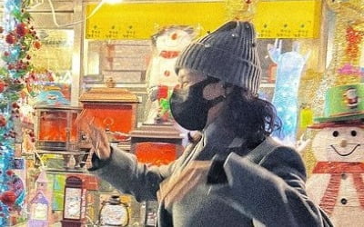 조여정, 삐그덕 거리는 여배우 자태…크리스마스 느낌 물씬 종로서 신났네