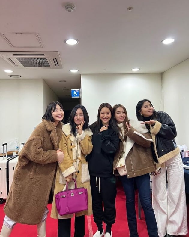 '정석원♥' 백지영, '미녀' 한지혜·이민정·오윤아 사이에…"어깨 뽕 제대로"