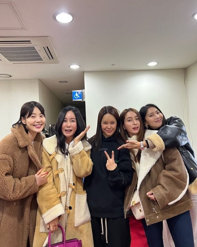 '정석원♥' 백지영, '미녀' 한지혜·이민정·오윤아 사이에…"어깨 뽕 제대로"