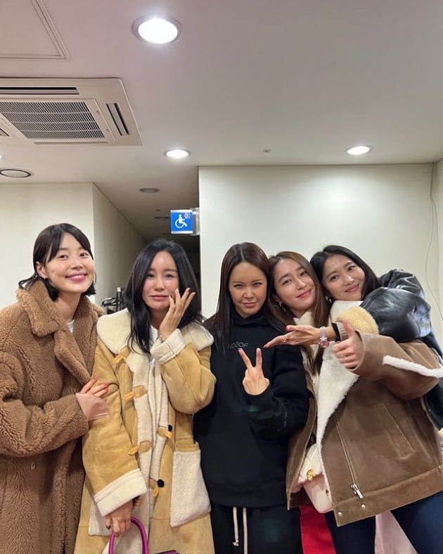 '정석원♥' 백지영, '미녀' 한지혜·이민정·오윤아 사이에…"어깨 뽕 제대로"