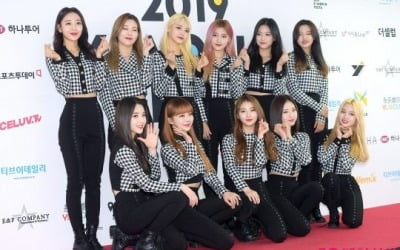 이달의 소녀, 결국 '컴백 무기한 연기'…'퇴출' 츄 논란 여파