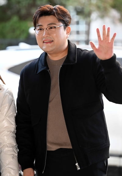 [TEN 포토] 김호중 '여심 사로잡는 손인사'