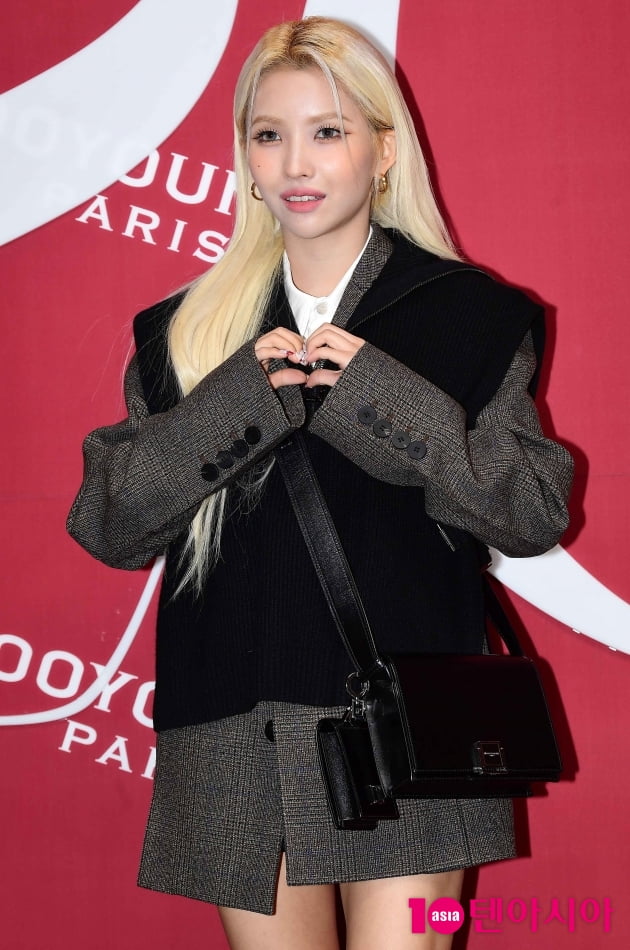 [TEN 포토] (여자)아아들 소연 '한파 녹이는 하트'