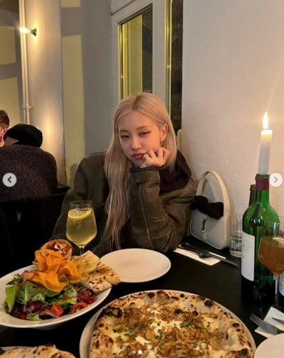 블랙핑크 로제, 눈 살짝 풀린 사진 공개…팬들 "귀여워" 난리