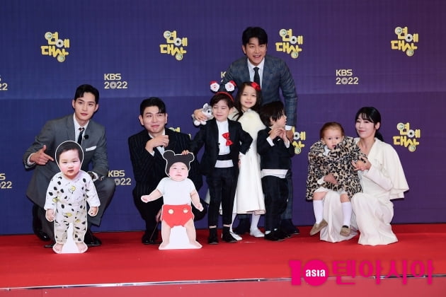 [TEN 포토] 김준호-제이쓴-박주호-사유리 '크리스마스에 아이들과 함께'