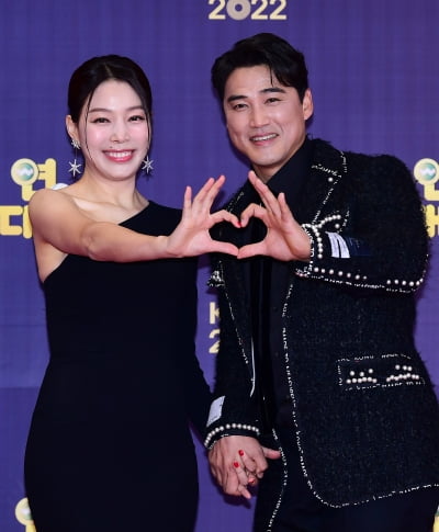 [TEN 포토] 홍성흔-김정임 '다정하게 만든 하트'