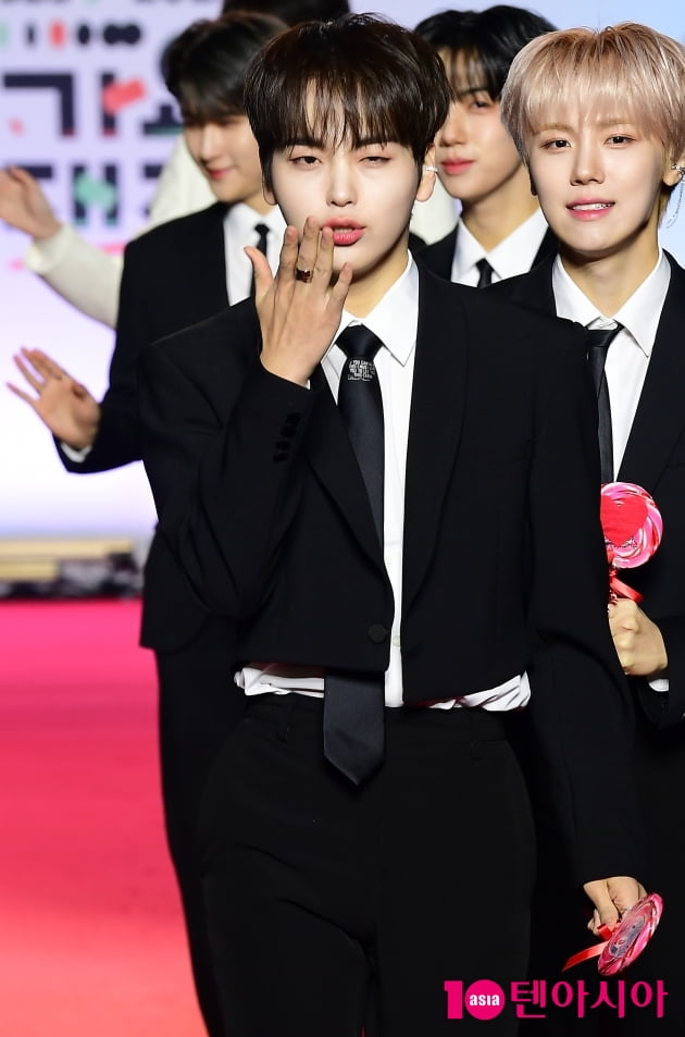 [TEN 포토] 크래비티 형준 '딥키스 날리며~'