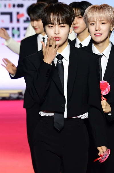 [TEN 포토] 크래비티 형준 '딥키스 날리며~'