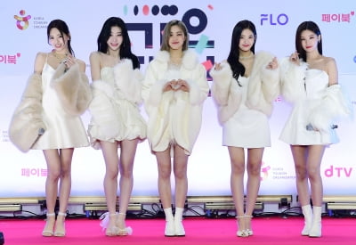 [TEN 포토] 있지 '화이트 퍼로 우아하게'