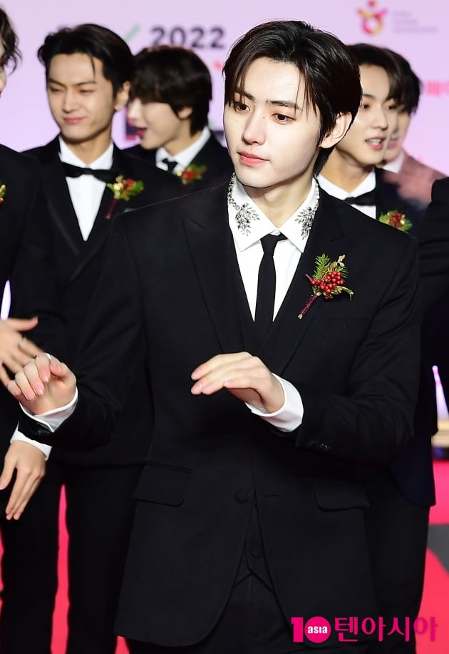 [TEN 포토] 엔하이픈 성훈 '심쿵 눈맞춤'