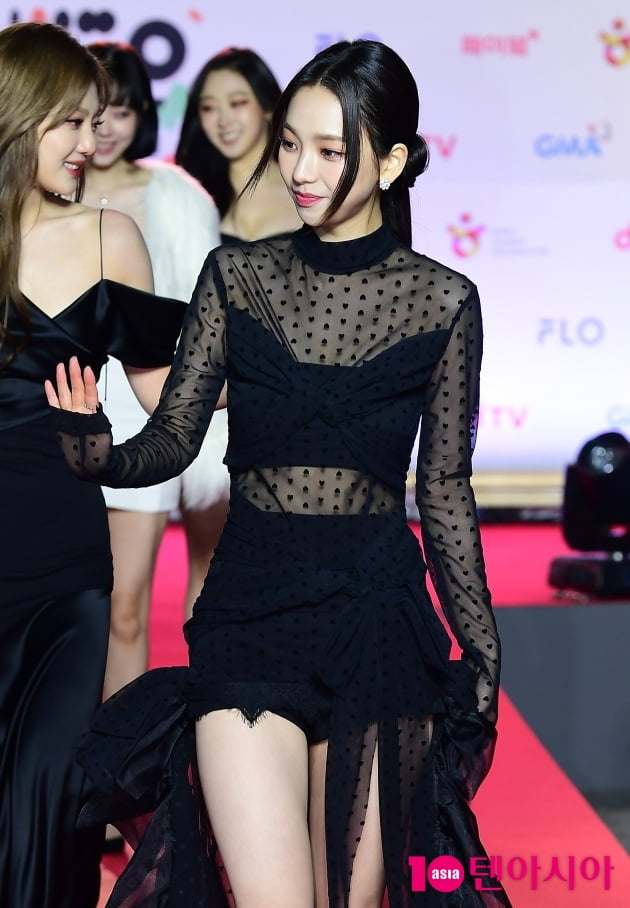 [TEN 포토] 에스파 카리나 '자체발광 꽃미모'