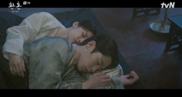 [종합] "너 때문에 돌았나 보다" 이재욱, 고윤정 향한 거부할 수 없는 이끌림('환혼')