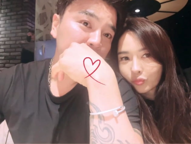 추신수♥하원미, 추운 연말엔 더 밀착…20년째 신혼 분위기